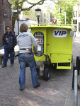 872003 Afbeelding van de 'VIP-Bus - een rijdende winkel van inspiratie', voor het Volksbuurtmuseum Wijk C (Waterstraat ...